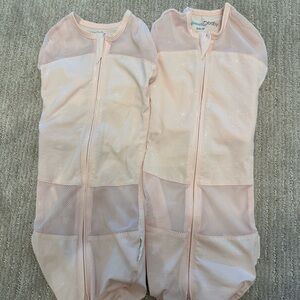 Set of 2 Happiest Baby Sleepea Five Second Swaddles in Rose Stars Small